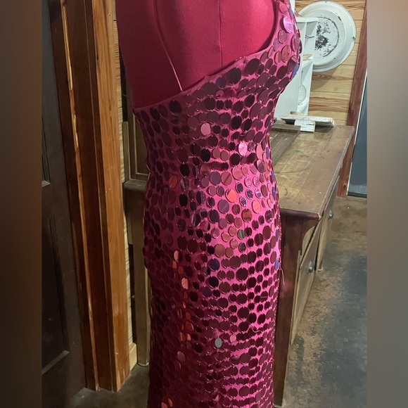 Stunning Sherri Hill dress in magenta! Glass beading - Picture 5 of 9